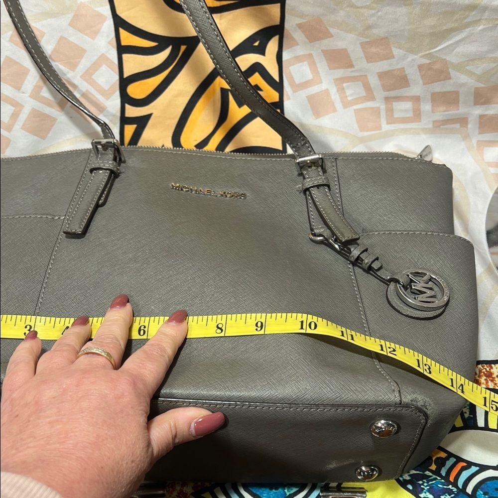 Michael Kors Charlotte Large Saffiano Leather Top-Zip Tote Bag. - Picture 15 of 16